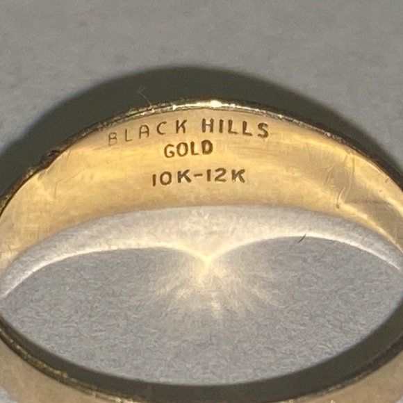 10K - 12K Black Hills Gold Pinky Ring - Good Vintage Condition. Authentic. - Picture 9 of 16